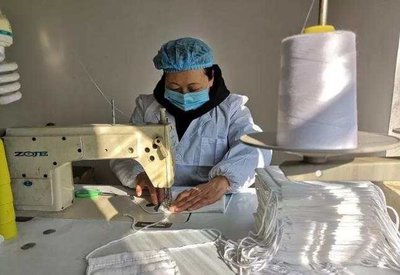 自帶縫紉機(jī)進(jìn)廠，云南安寧志愿者用針線縫出抗疫溫度